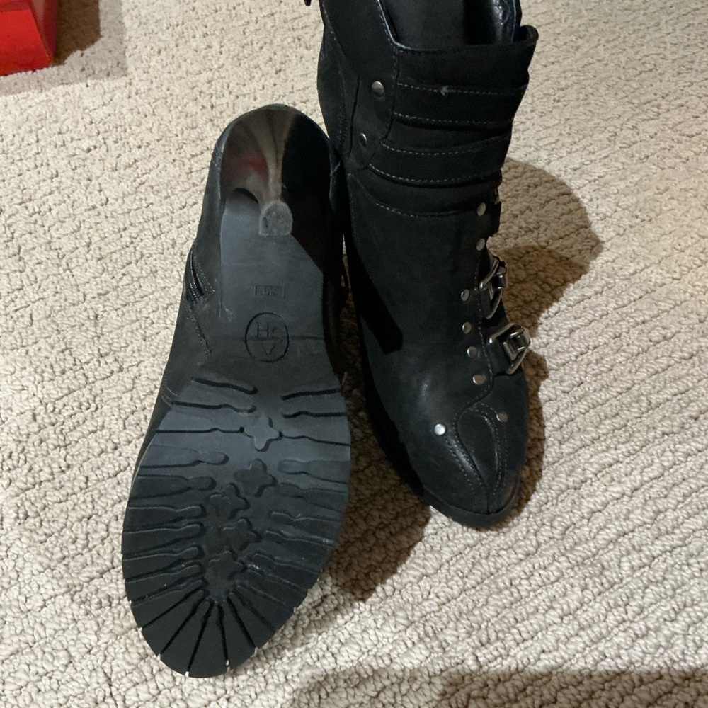 Elegant Black Heeled Boots with Buckle Details